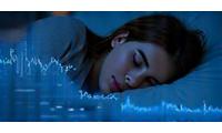 Uomo rilassato che dorme profondamente, con grafici del sonno sovrapposti.